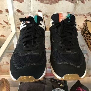BRAND NEW NEW BALANCE SNEAKERS